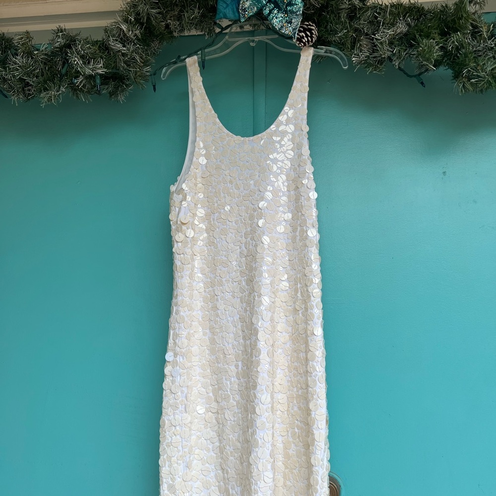 White dress with paetê
